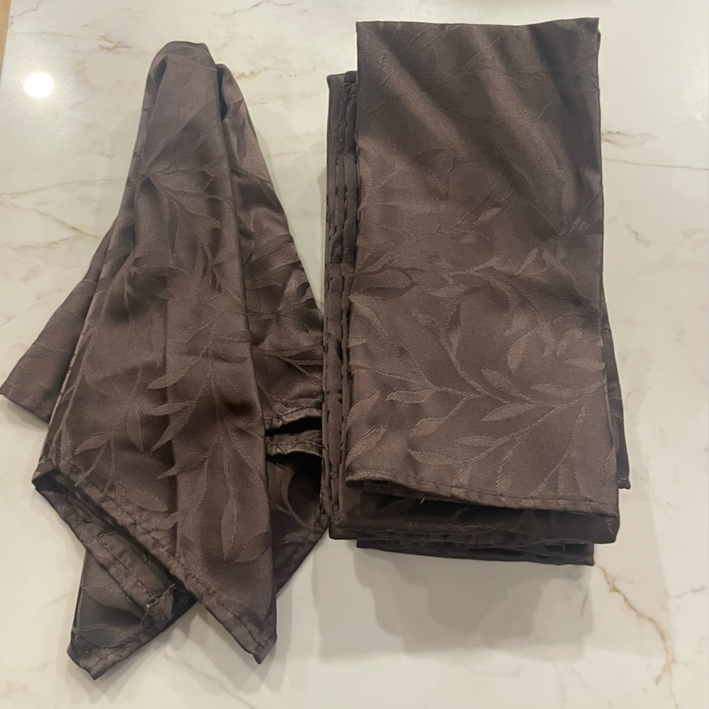 Elegant Brown Leaf Patterned cloth napkins & tablecloth EUC. Beautiful pattern